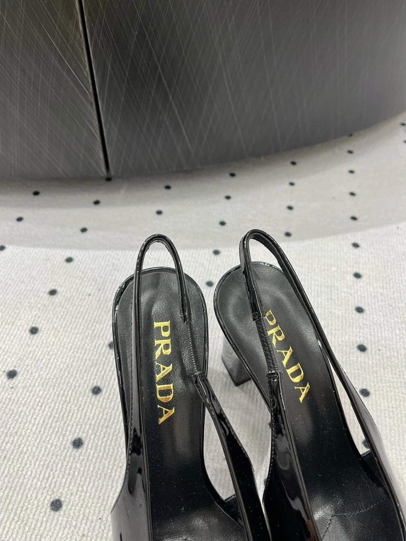 Stylish Chxnxl Sandals 120649