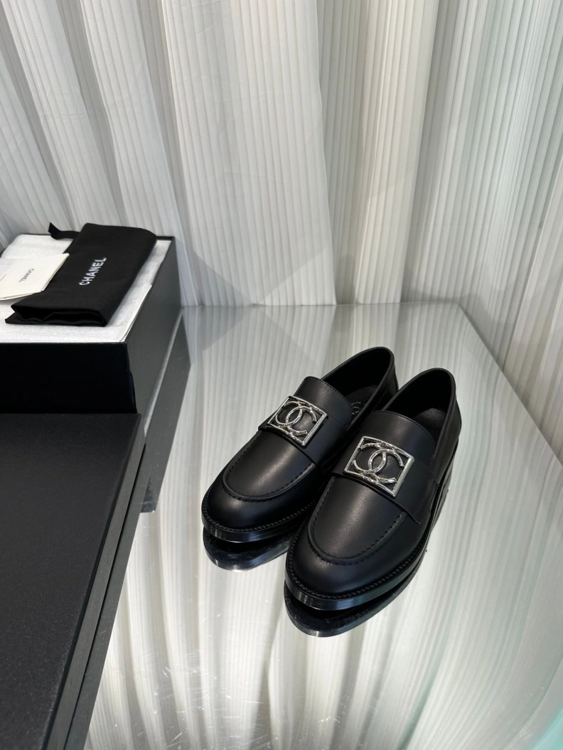 Vibrant Chxnxl Leather Shoes 120743