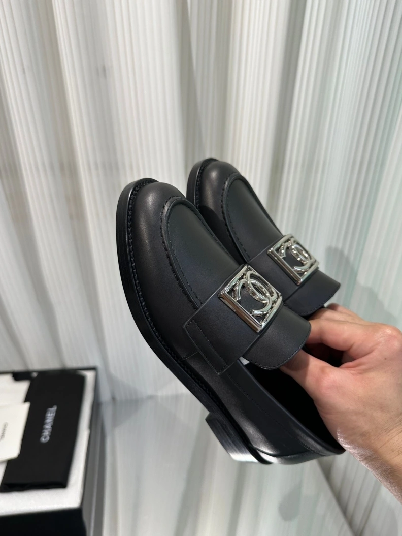 Vibrant Chxnxl Leather Shoes 120743