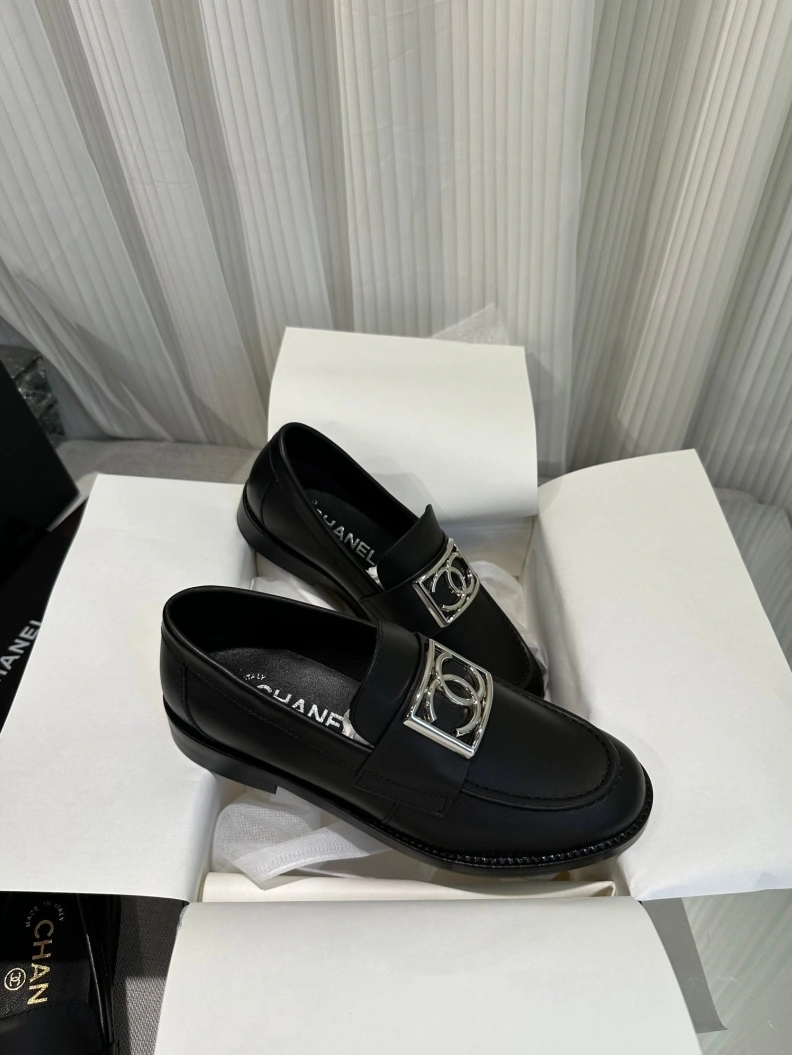 Vibrant Chxnxl Leather Shoes 120743