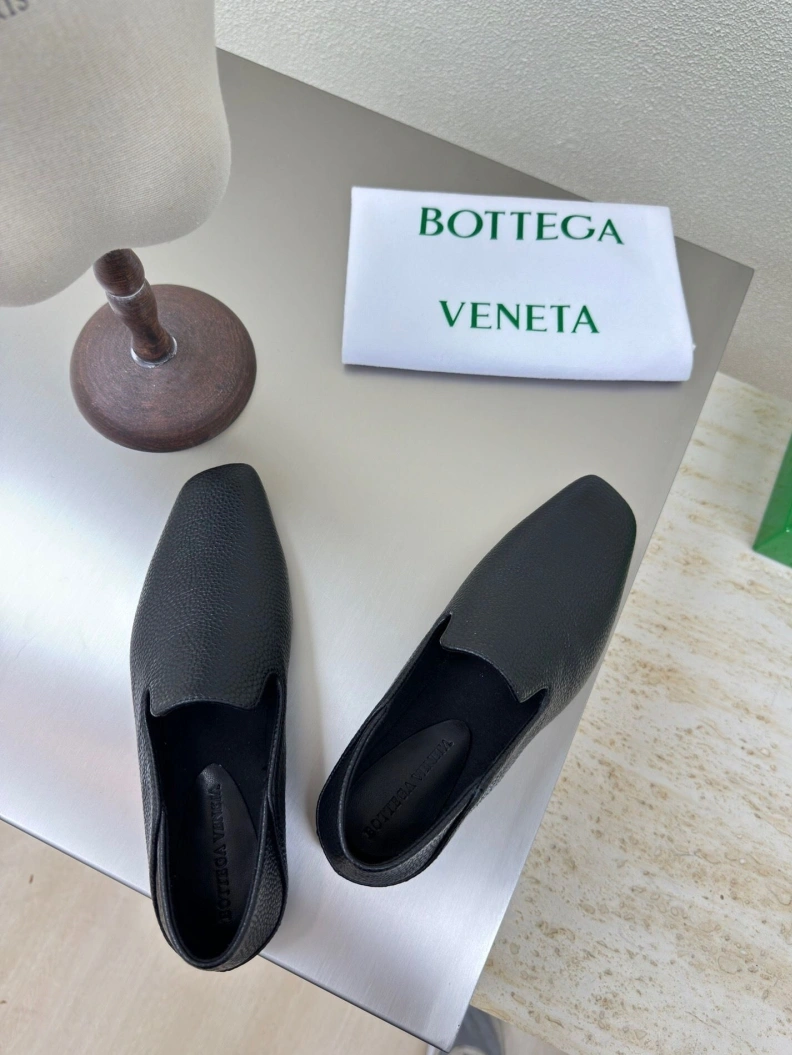 Flexible Bxttxga Vxnxta Leather Shoes 112652