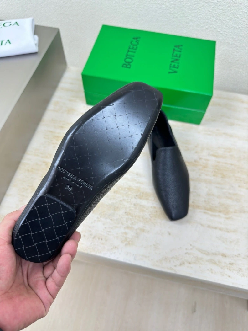 Flexible Bxttxga Vxnxta Leather Shoes 112652