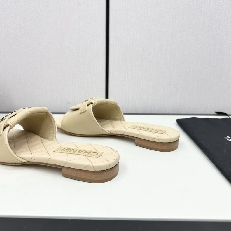 Durable Chxnxl Slippers 120175