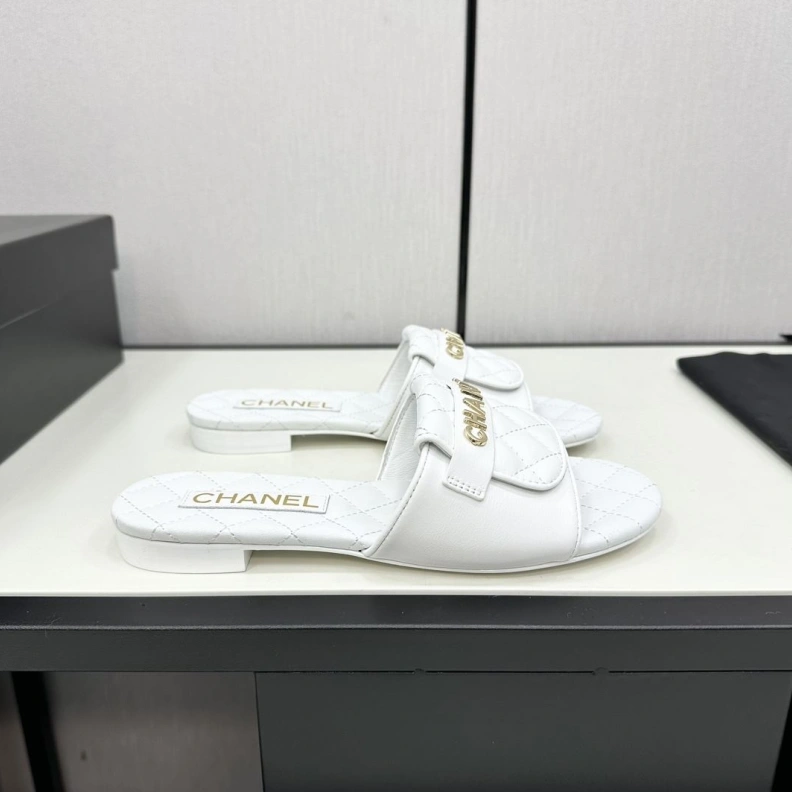 Bright Chxnxl Slippers 120181