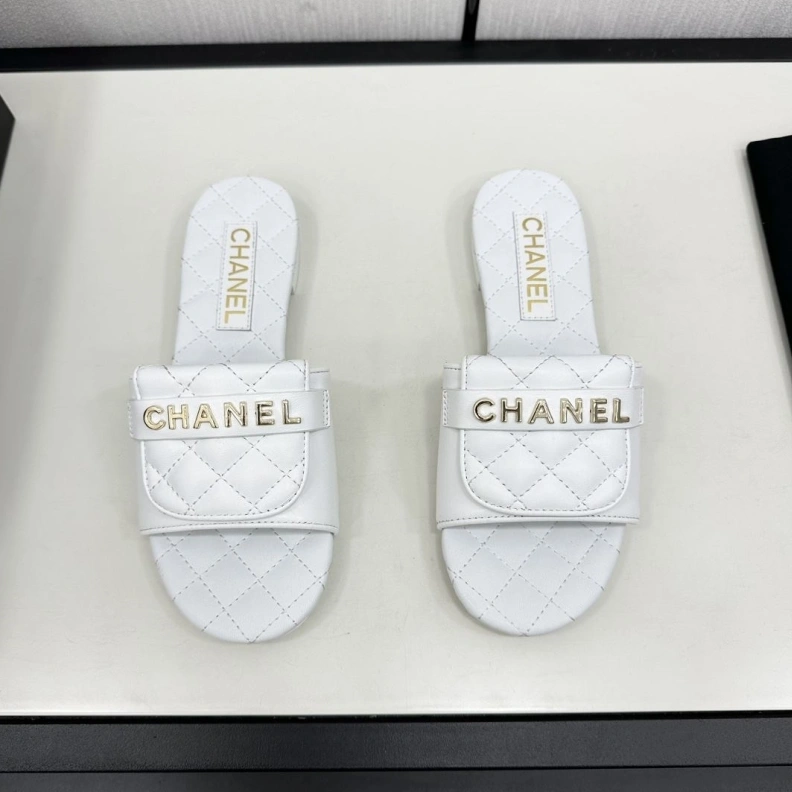 Bright Chxnxl Slippers 120181