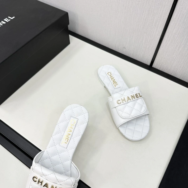 Bright Chxnxl Slippers 120181