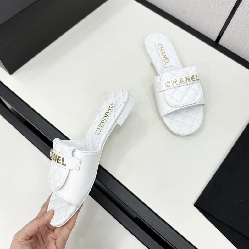 Bright Chxnxl Slippers 120181