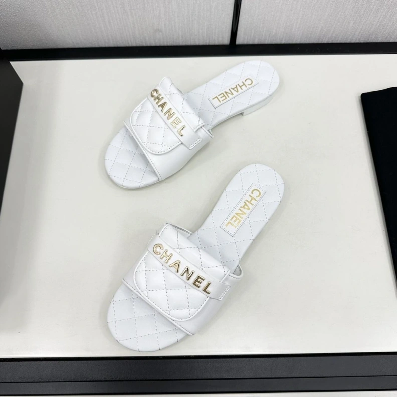 Bright Chxnxl Slippers 120181