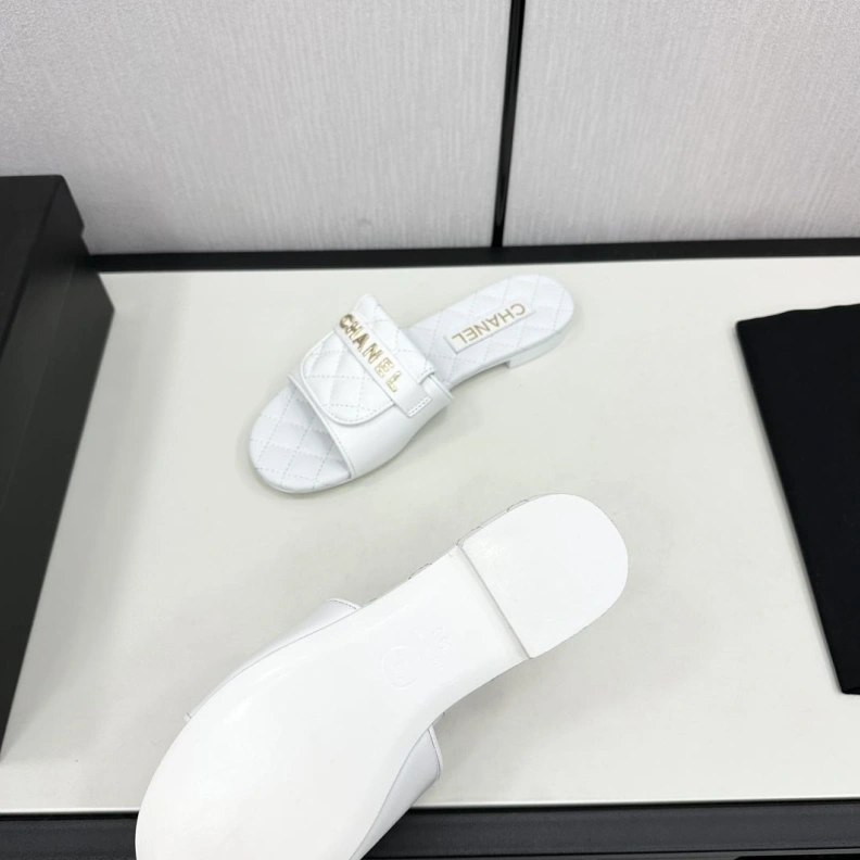 Bright Chxnxl Slippers 120181
