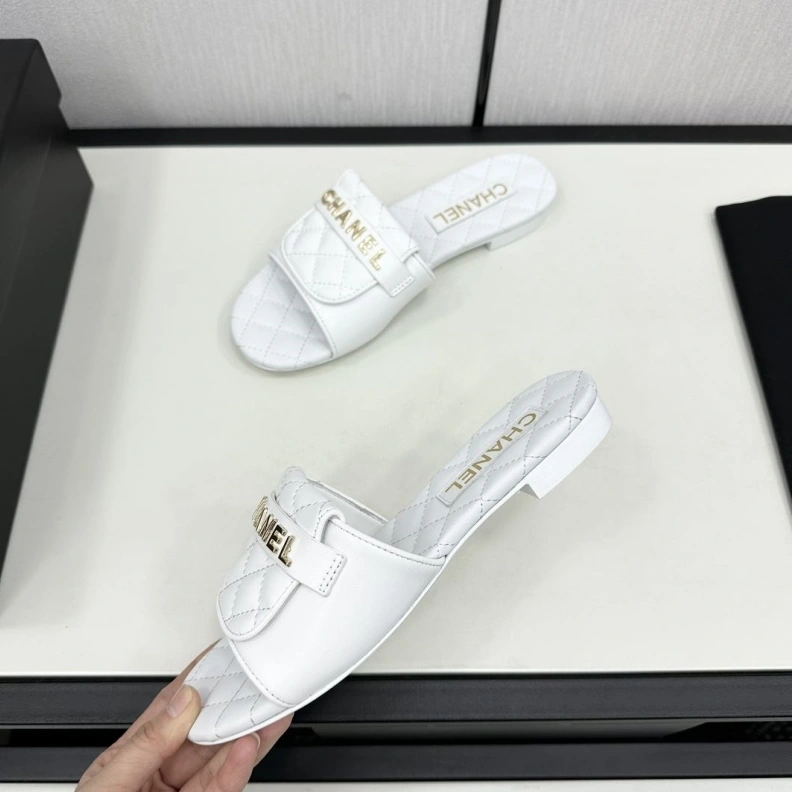 Bright Chxnxl Slippers 120181
