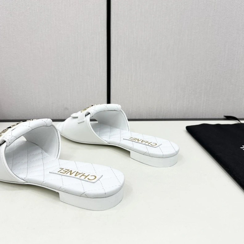 Bright Chxnxl Slippers 120181