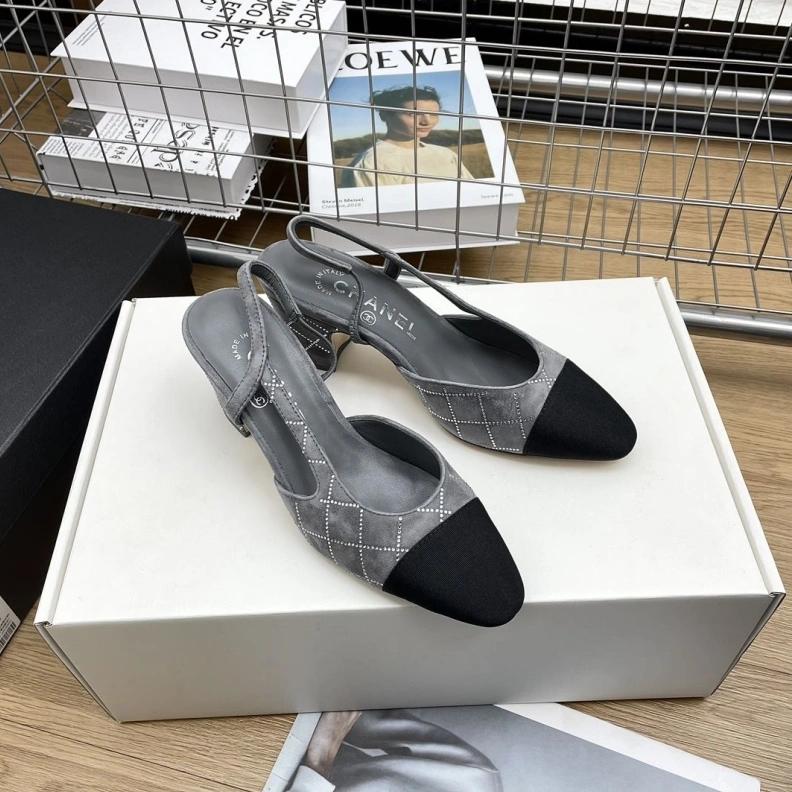 Versatile Chxnxl Sandals 120636