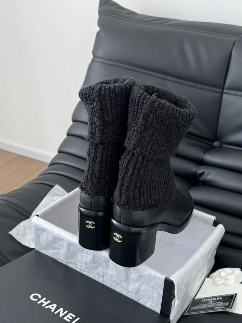 Versatile Chxnxl Boots 121643