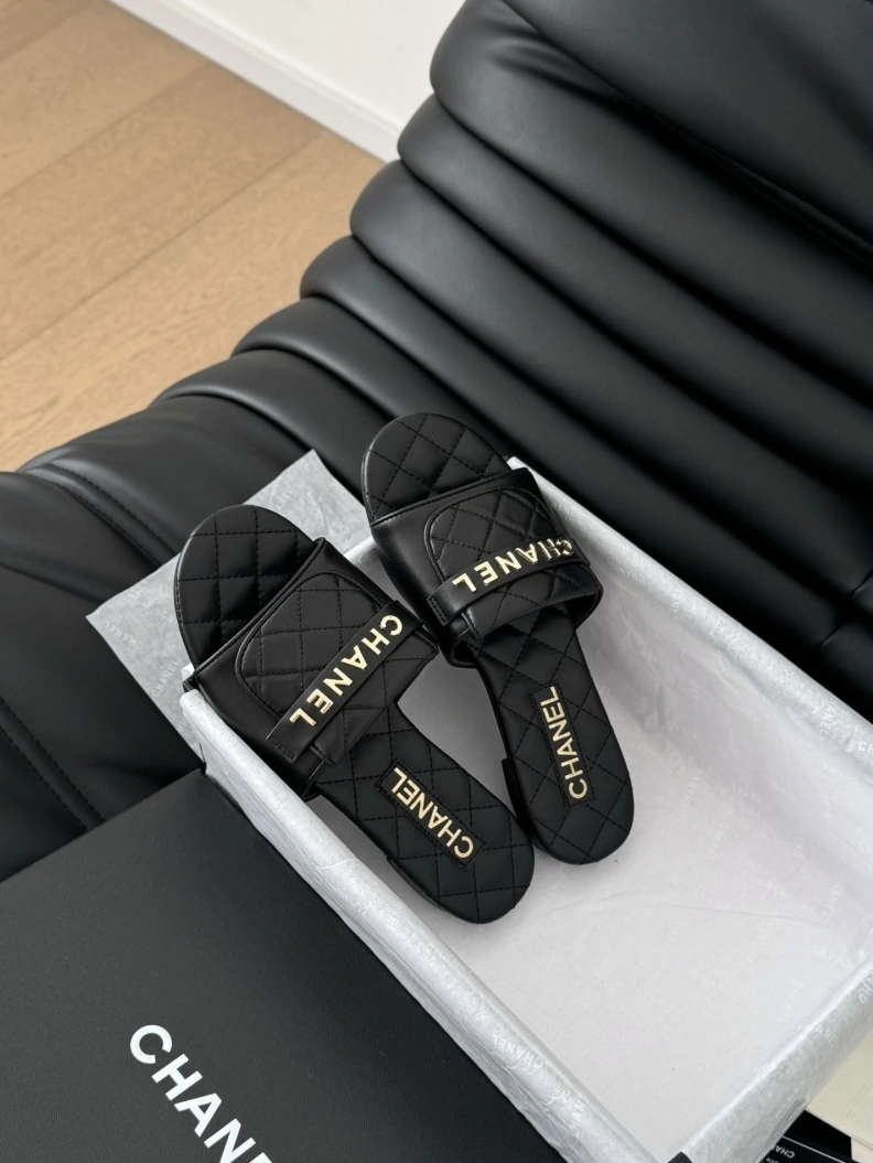 Stylish Chxnxl Slippers 120155
