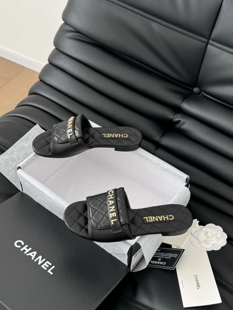 Stylish Chxnxl Slippers 120155