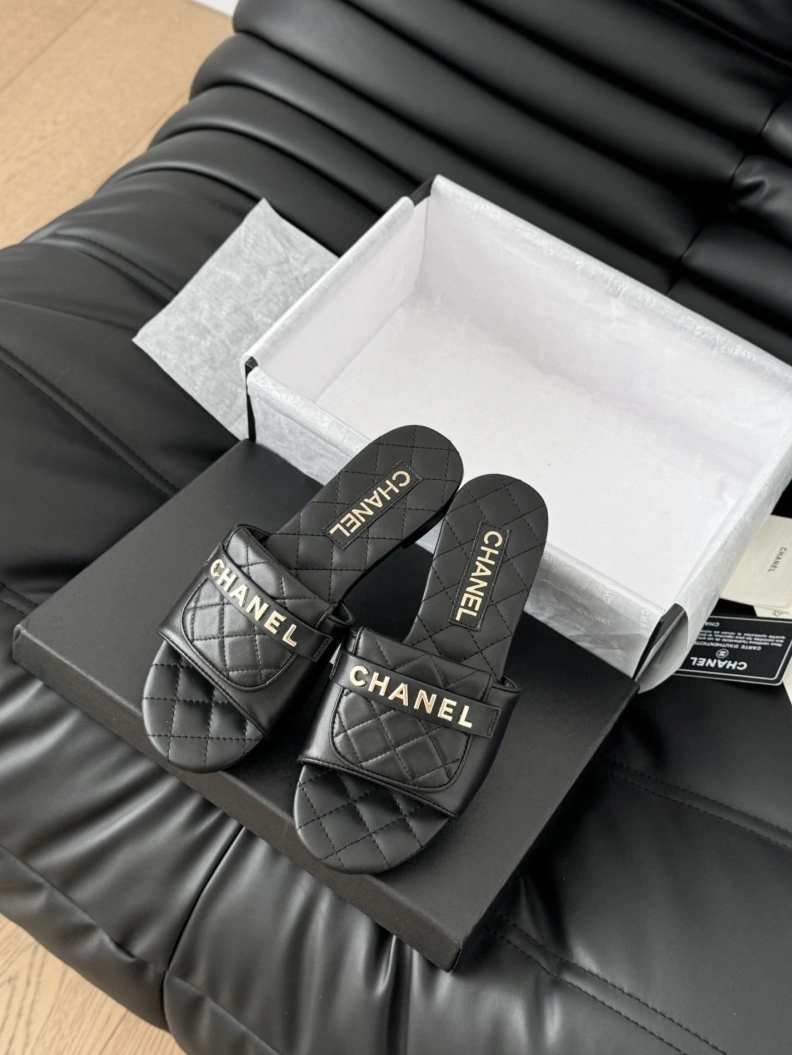 Stylish Chxnxl Slippers 120155