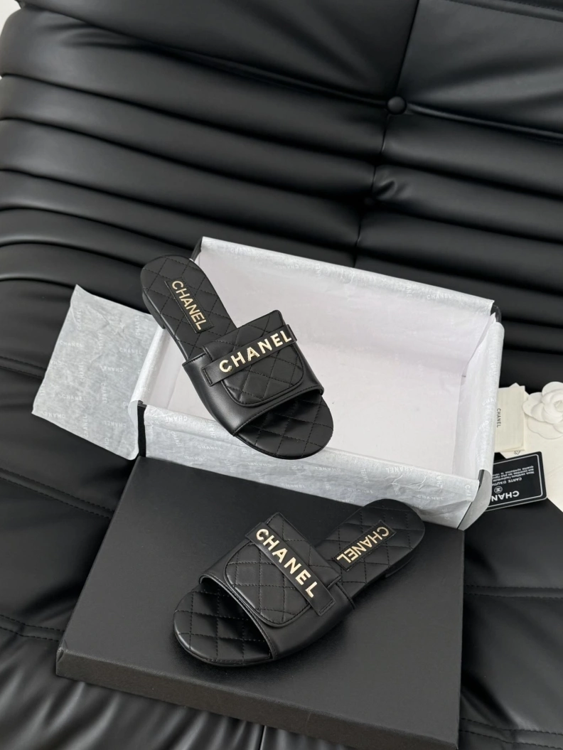 Stylish Chxnxl Slippers 120155