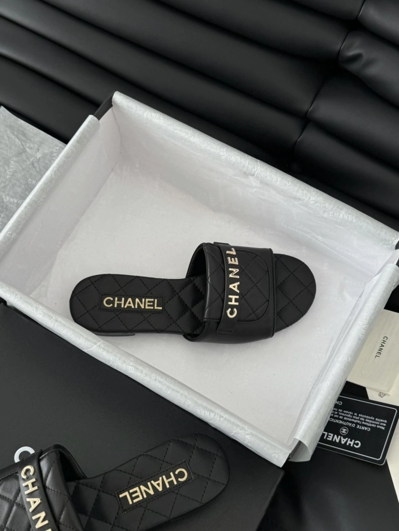 Stylish Chxnxl Slippers 120155