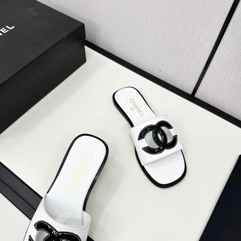 Bright Chxnxl Slippers 120145