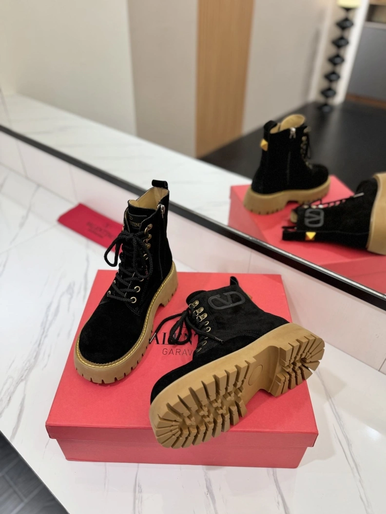 Versatile Vxlxntino Boots 229975
