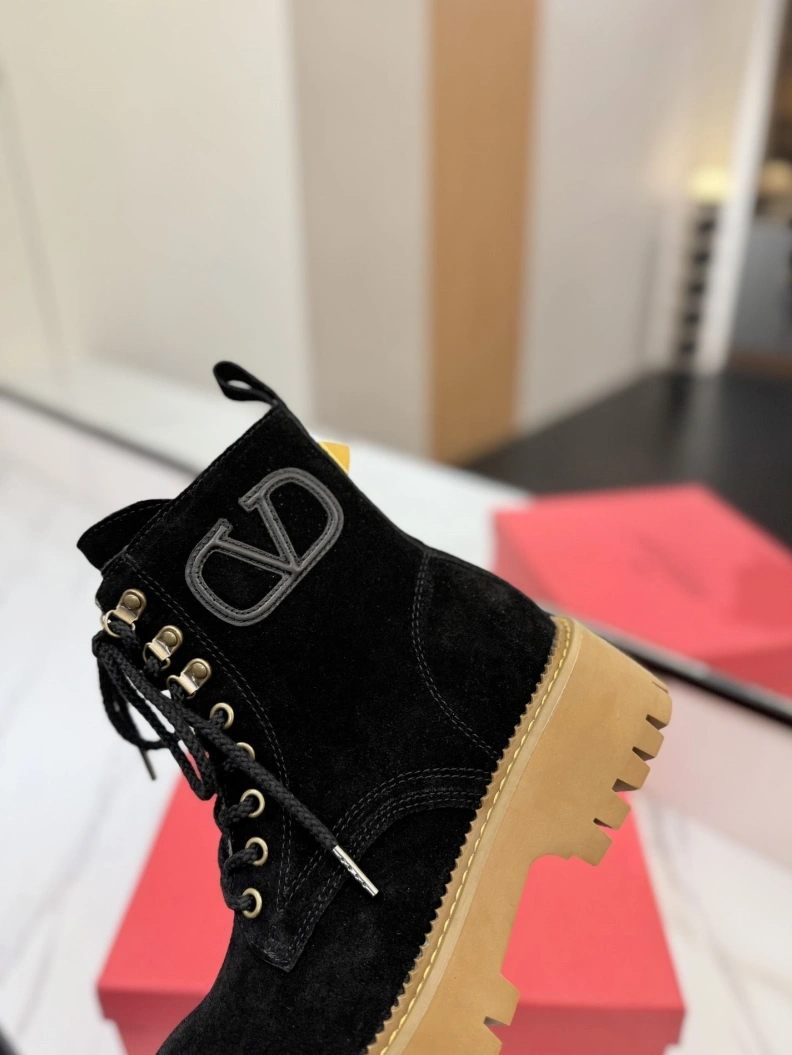 Versatile Vxlxntino Boots 229975