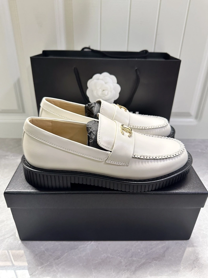 Flexible Chxnxl Leather Shoes 120697