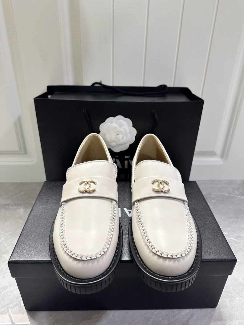 Flexible Chxnxl Leather Shoes 120697