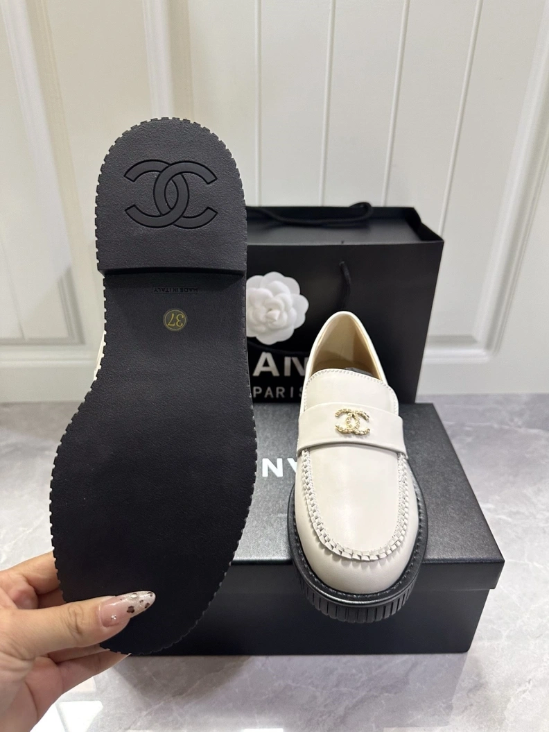 Flexible Chxnxl Leather Shoes 120697