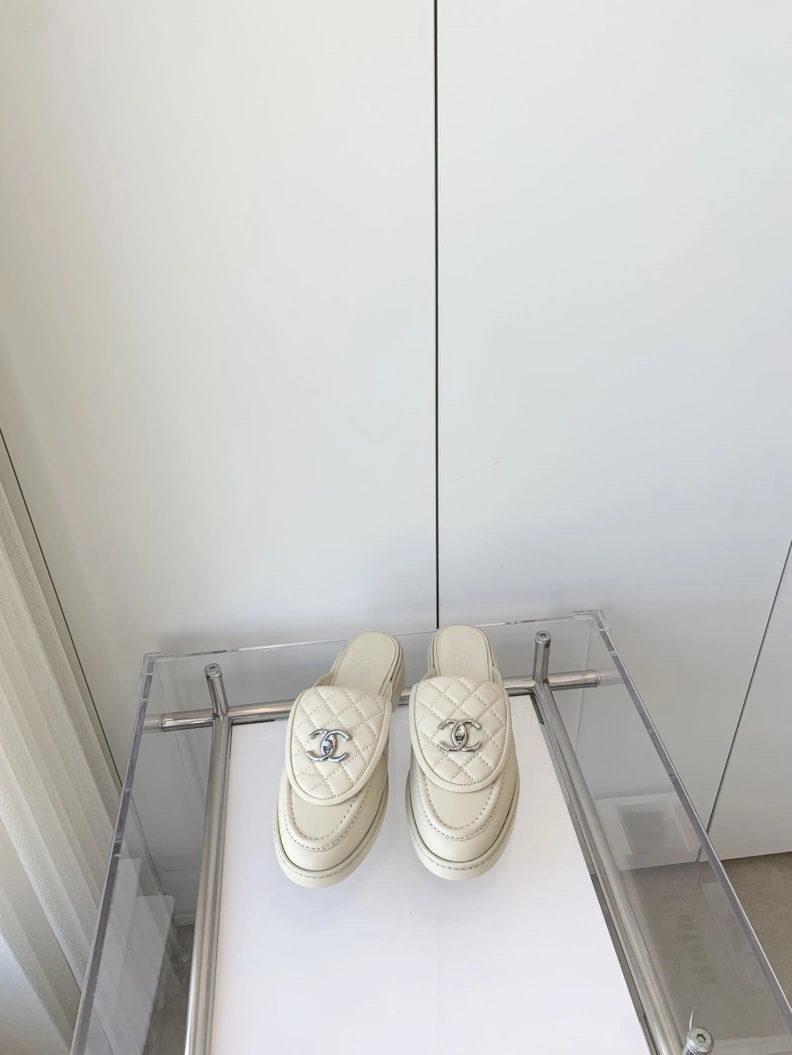 Minimalist Chxnxl Slippers 120152