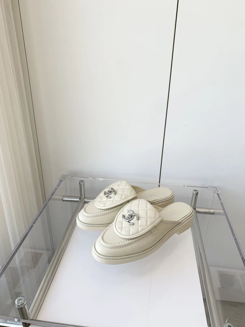 Minimalist Chxnxl Slippers 120152