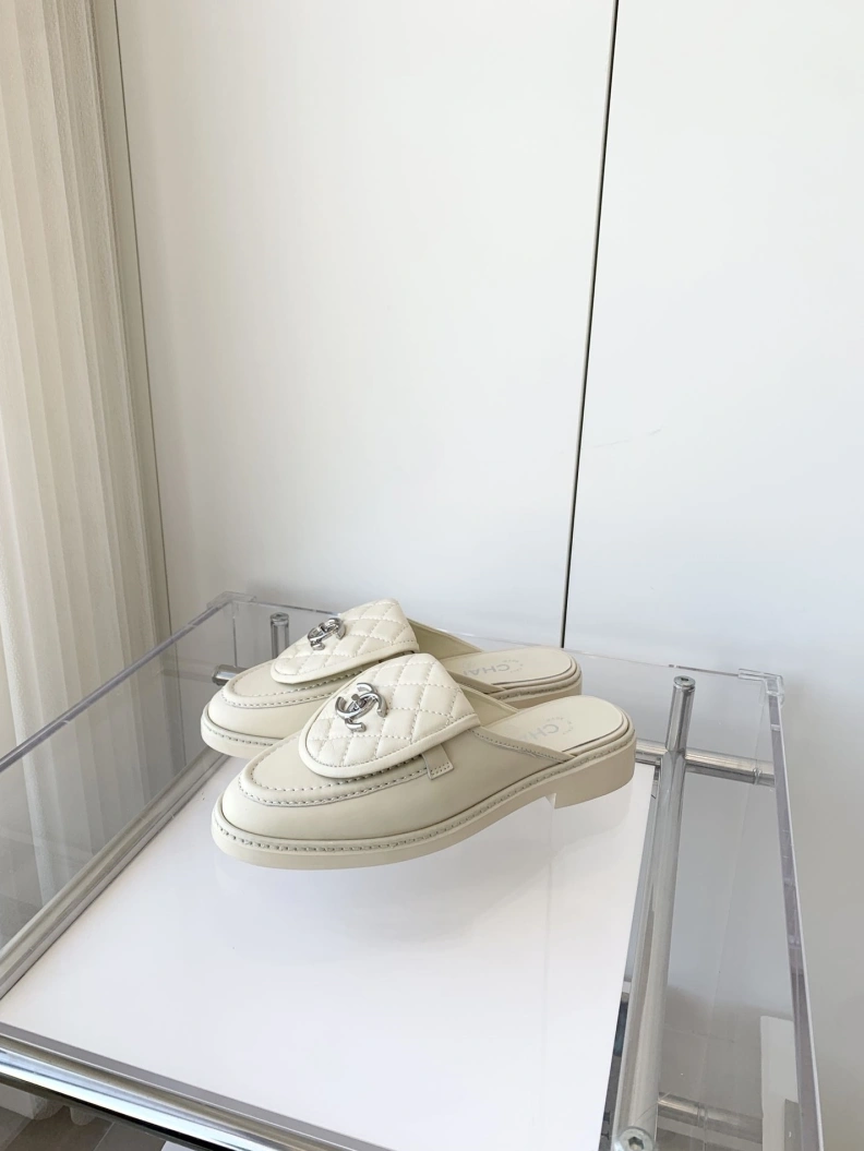 Minimalist Chxnxl Slippers 120152