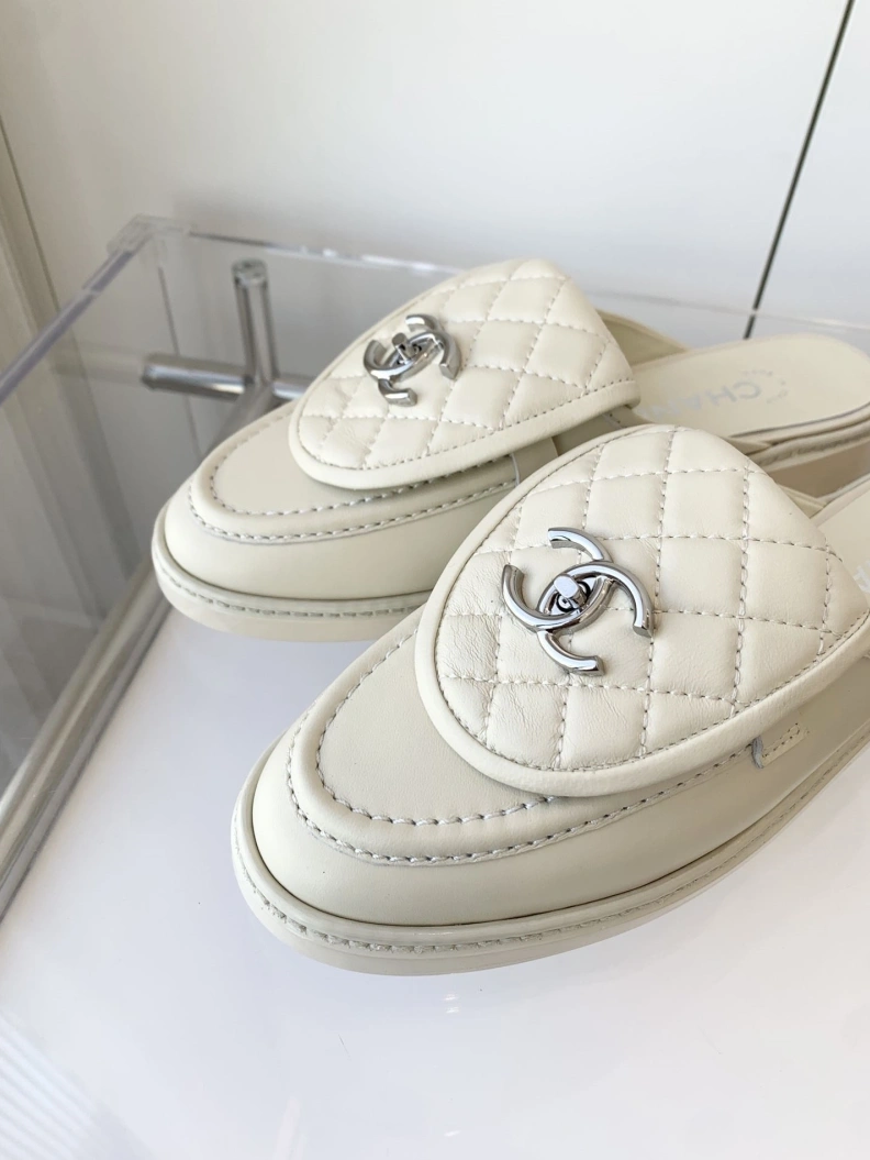 Minimalist Chxnxl Slippers 120152