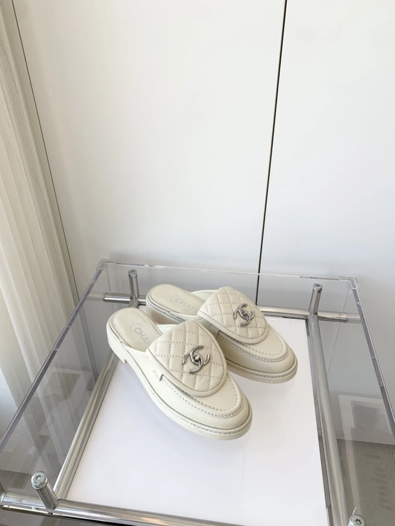 Minimalist Chxnxl Slippers 120152