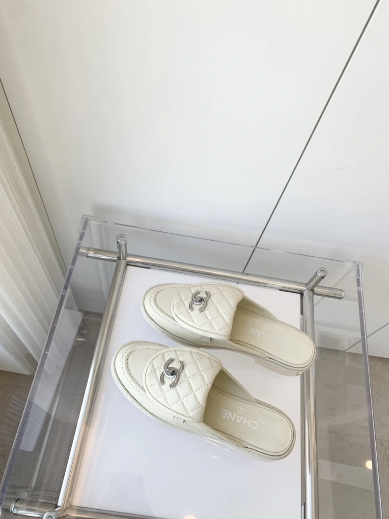 Minimalist Chxnxl Slippers 120152