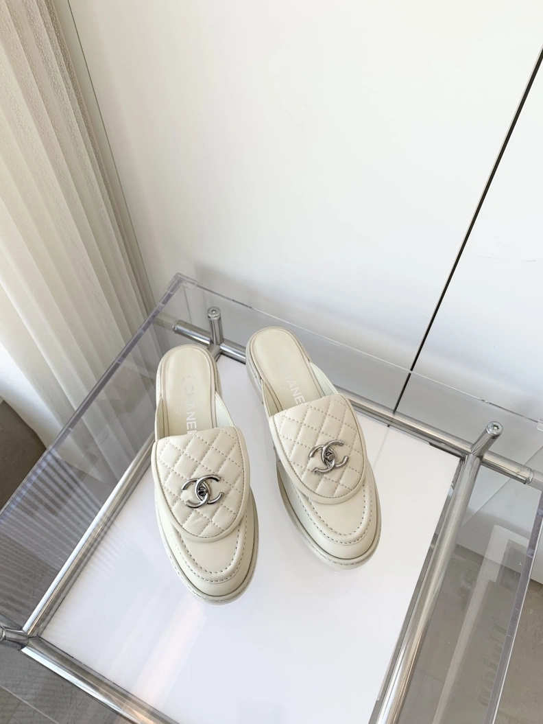 Minimalist Chxnxl Slippers 120152