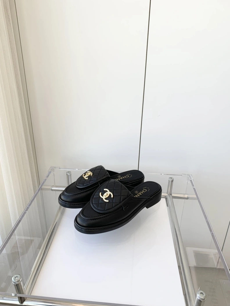 Unique Chxnxl Slippers 120161