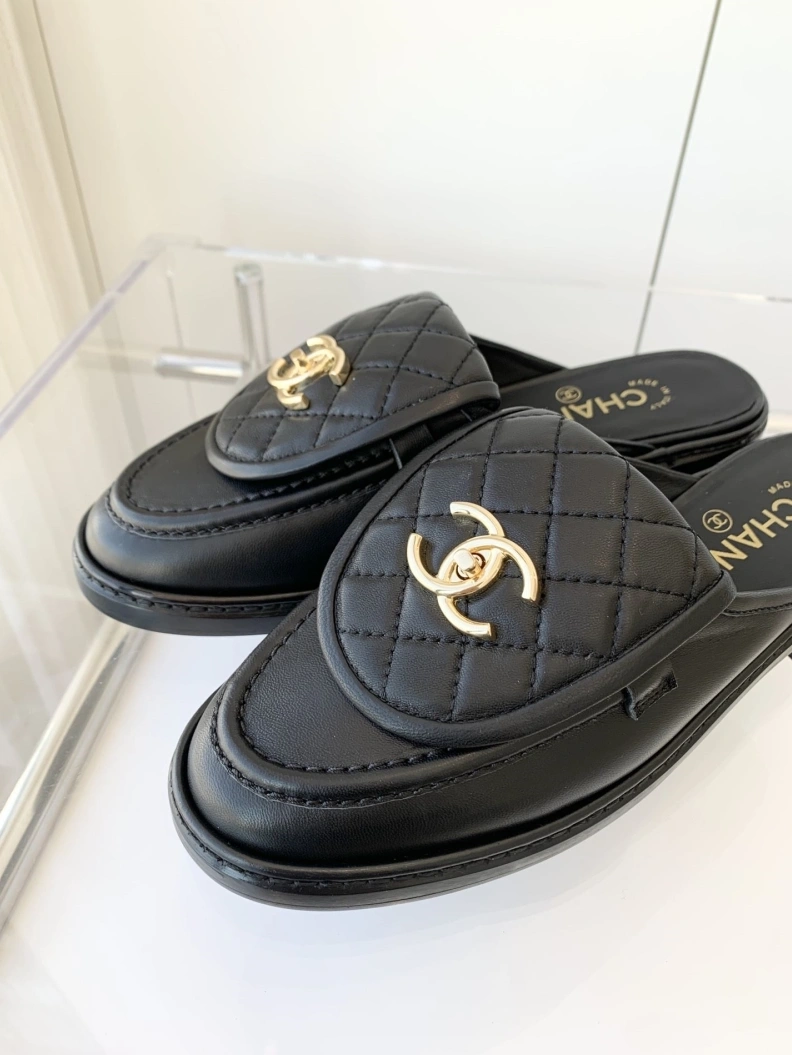 Unique Chxnxl Slippers 120161