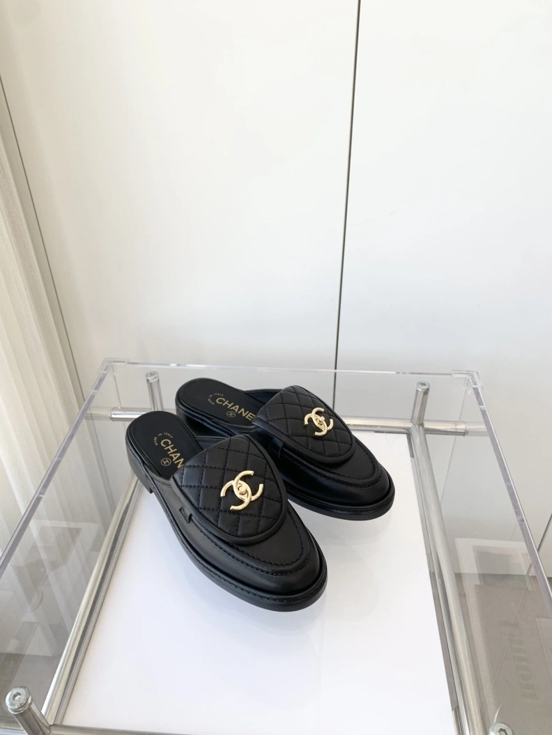 Unique Chxnxl Slippers 120161