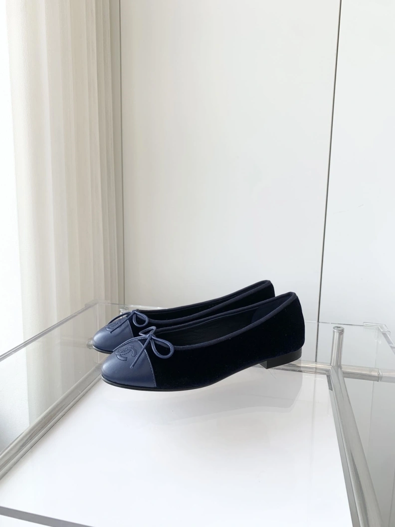 Bold Chxnxl Flat Shoes 121019