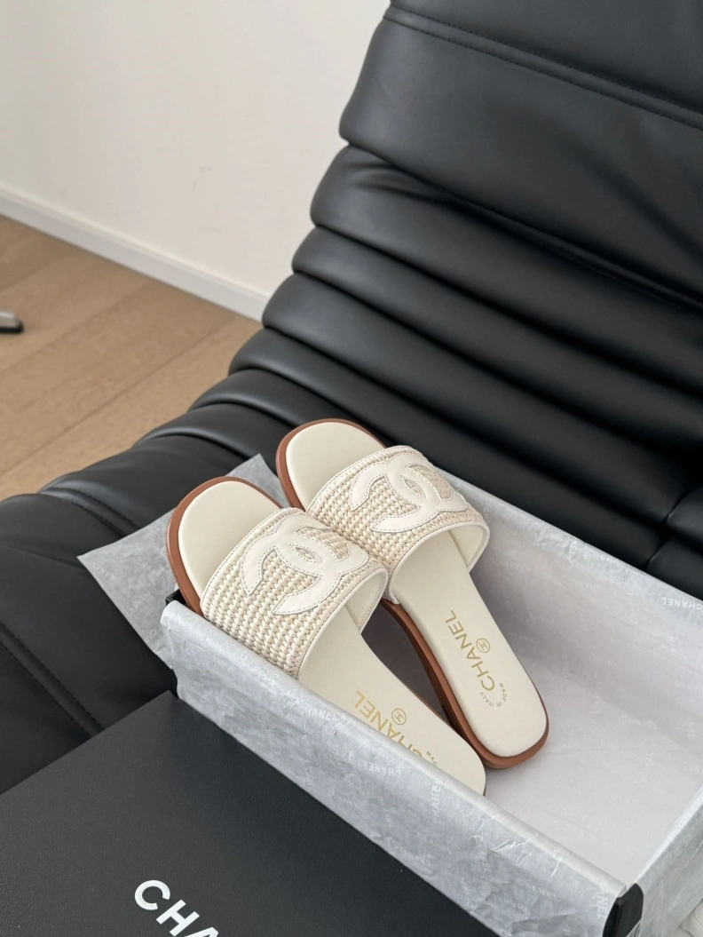 Bold Chxnxl Slippers 120151