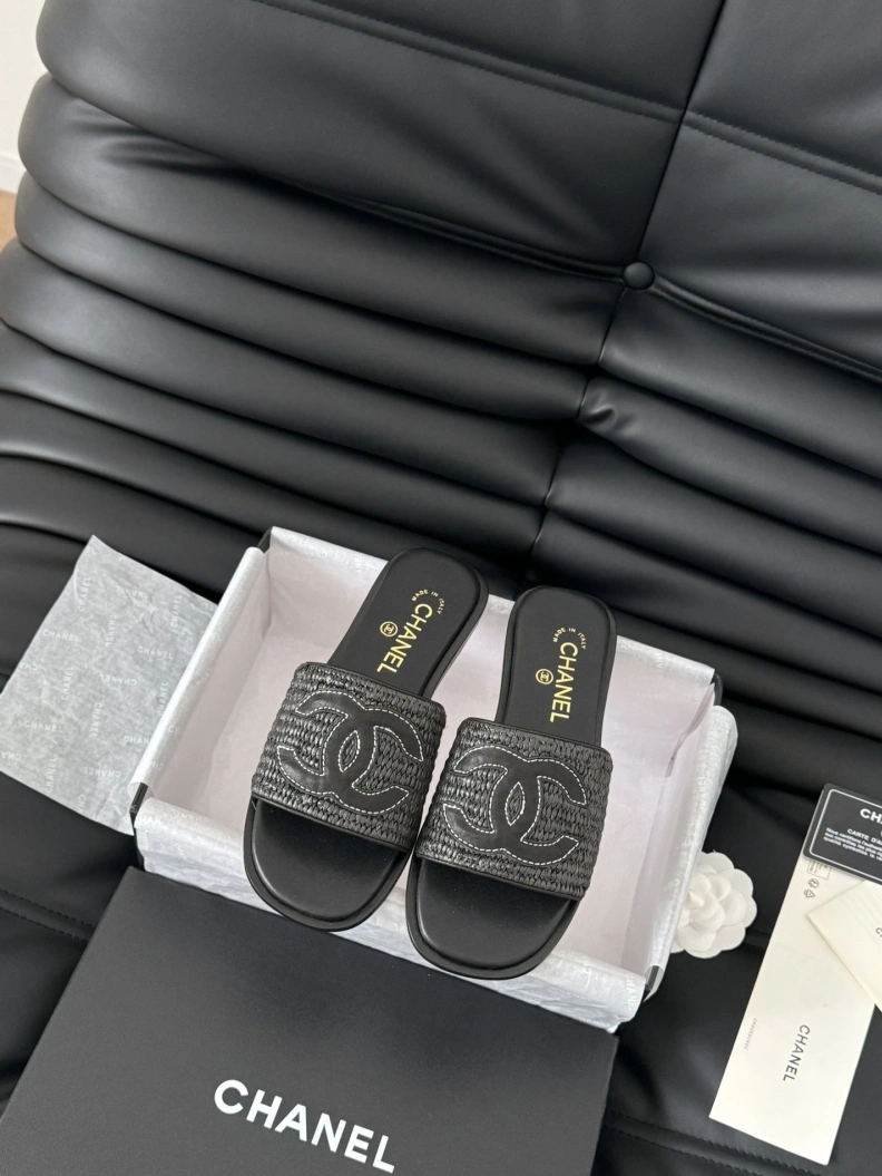 Trendsetting Chxnxl Slippers 120167