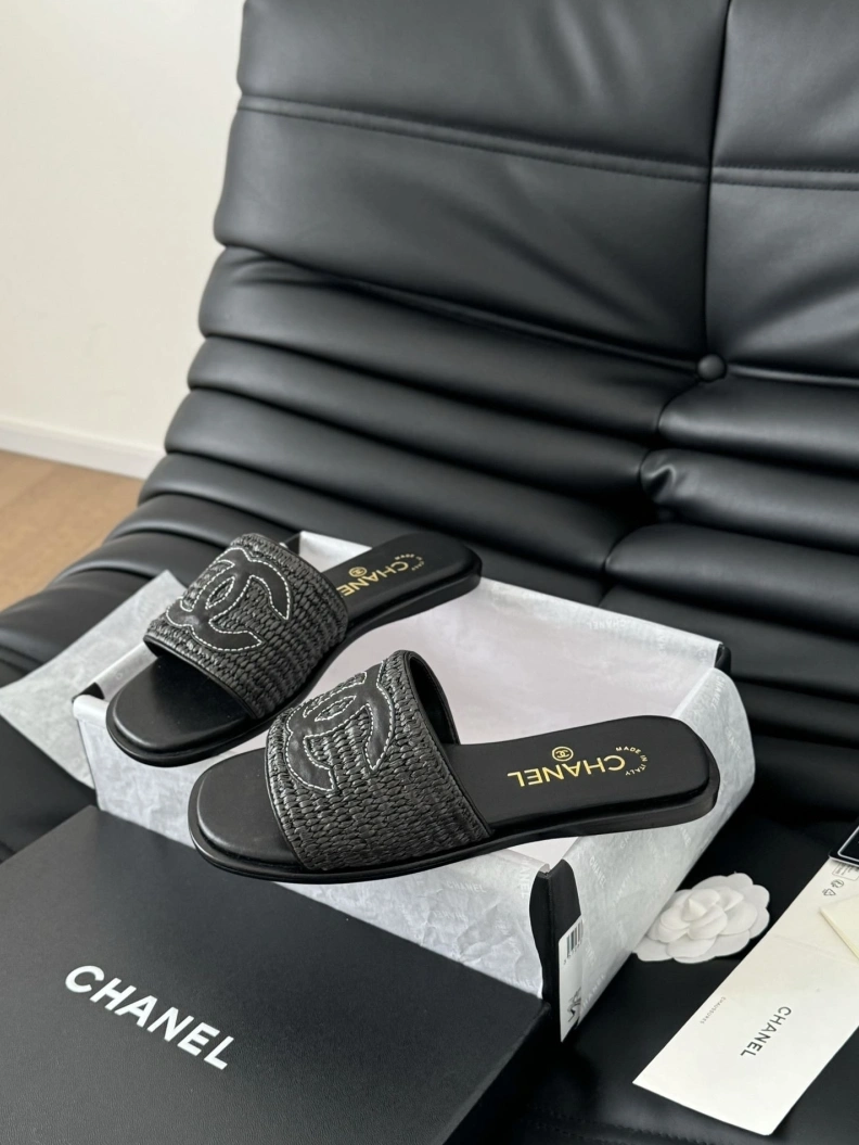 Trendsetting Chxnxl Slippers 120167