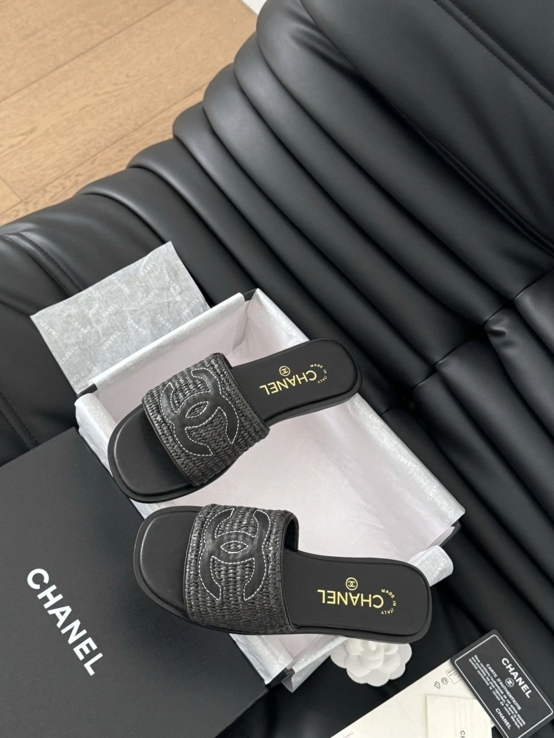 Trendsetting Chxnxl Slippers 120167