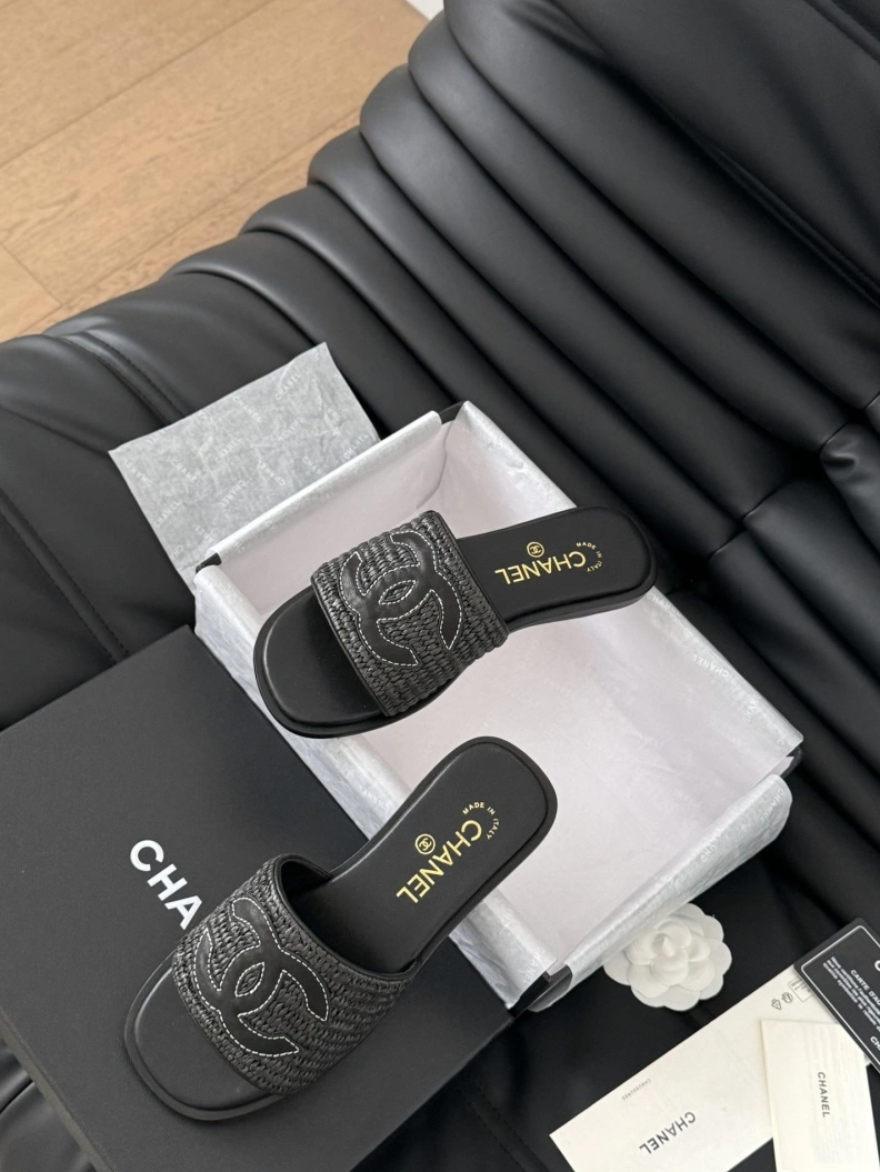 Trendsetting Chxnxl Slippers 120167