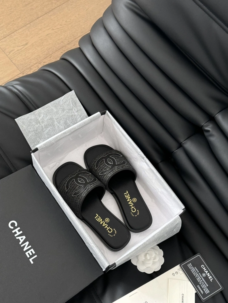 Trendsetting Chxnxl Slippers 120167