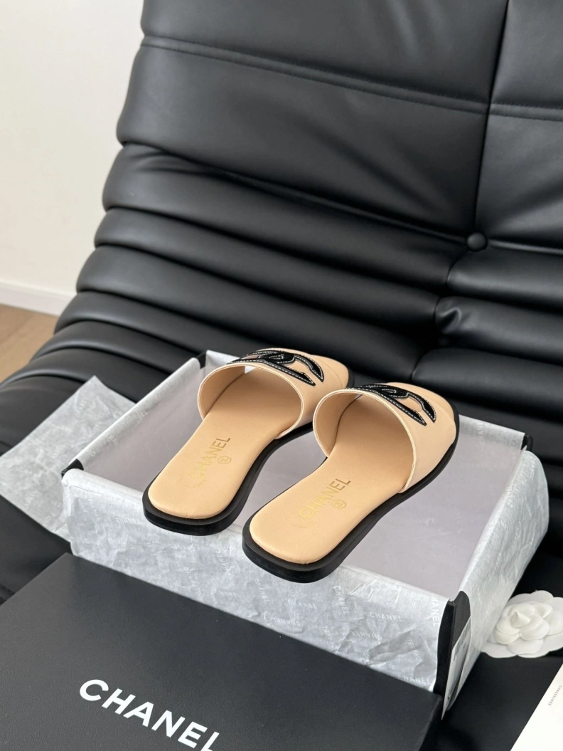 Resilient Chxnxl Slippers 120171