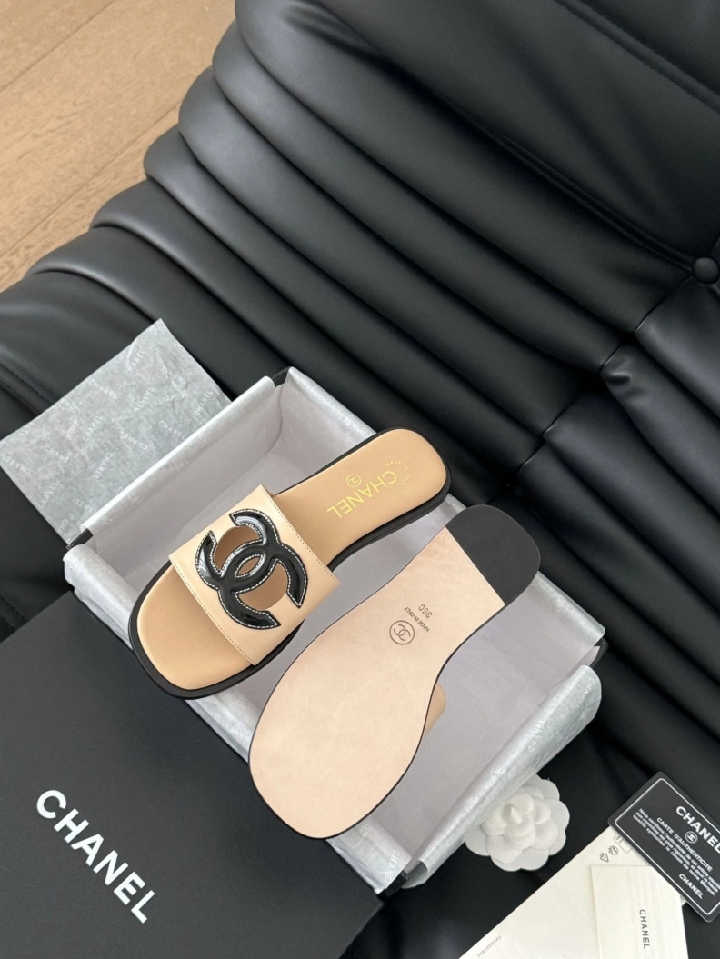 Resilient Chxnxl Slippers 120171