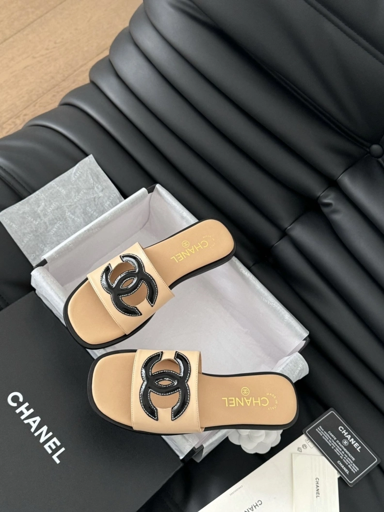 Resilient Chxnxl Slippers 120171