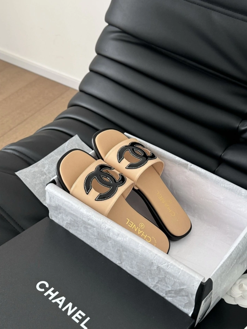 Resilient Chxnxl Slippers 120171