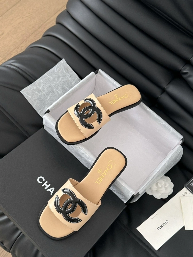 Resilient Chxnxl Slippers 120171